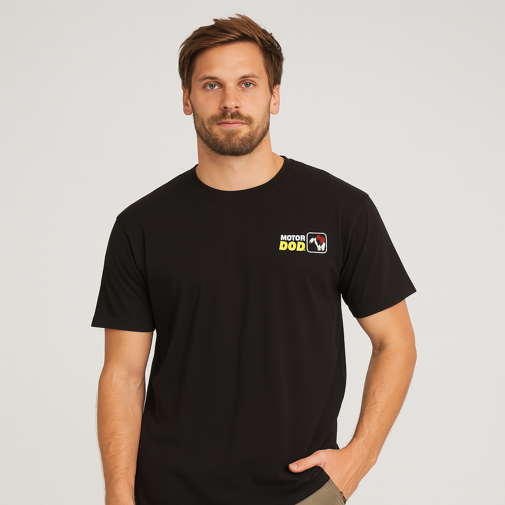 Retrato de hombre con camiseta _MOTOR DOG_